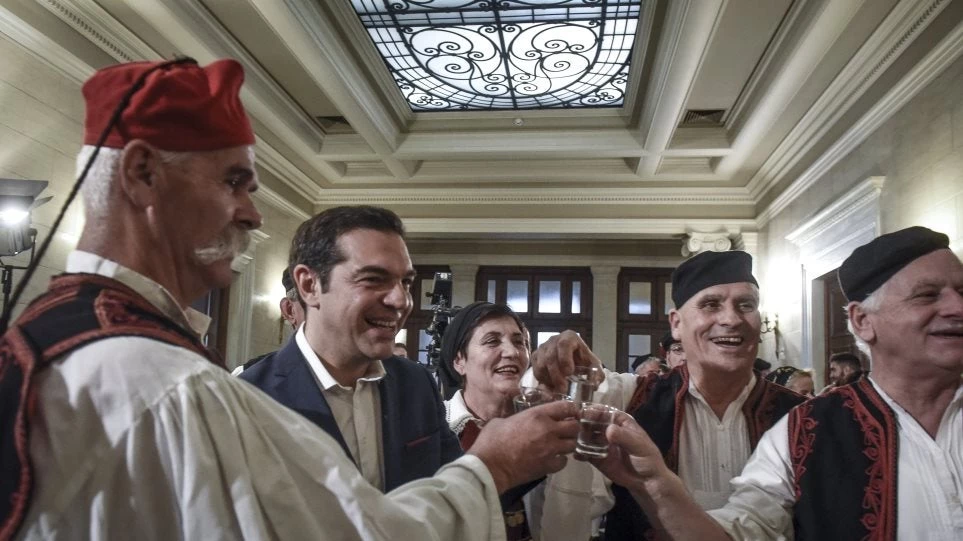 Στο Αθαμάνιο Αρτας ο Τσίπρας την Πρωτοχρονιά -Στην ταβέρνα του χωριού, με μεζέδες και τσίπουρα